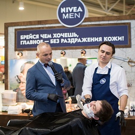 Смельчаки Санкт-Петербурга попробовали экстремальное бритье в Барбершопе NIVEA MEN