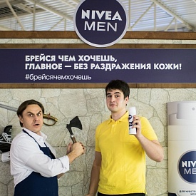 Смельчаки Санкт-Петербурга попробовали экстремальное бритье в Барбершопе NIVEA MEN