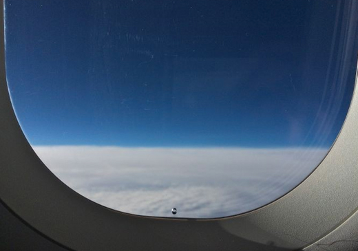 Зачем делают отверстие в окнах самолета