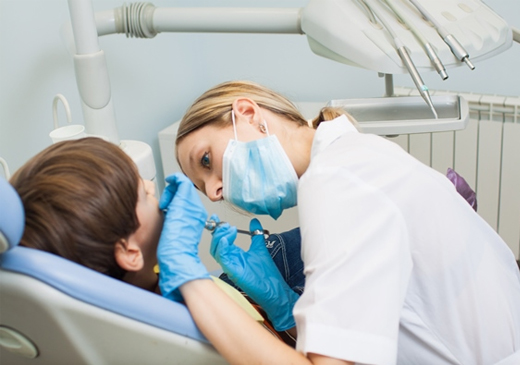 Как лечить зубы детей – памятка родителям
