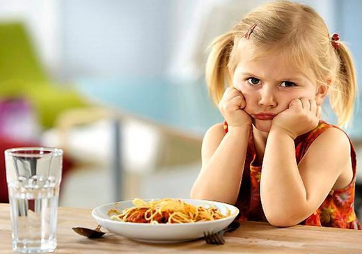 Ребенок не ест в детском саду: что делать