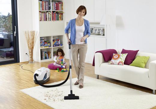 Как лучше убирать в доме: веником или пылесосом