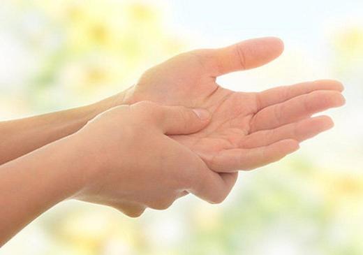 Почему немеют пальцы: возможные причины и как их обнаружить
